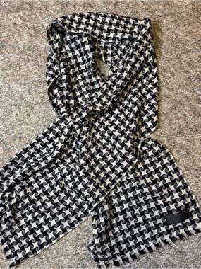 The Pashmina Store 100% cashmere scarf-black and white houndstooth pattern